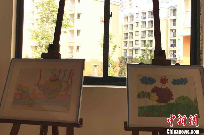 圖為會(huì)澤縣城易地扶貧搬遷點(diǎn)一所小學(xué)內(nèi)擺放著的學(xué)生畫作?！】姵?攝