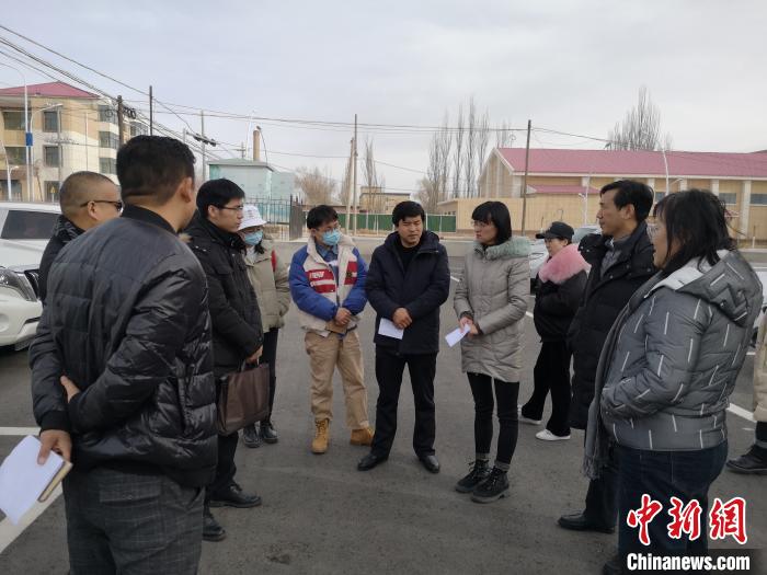 圖為青海大學(xué)工作人員正在現(xiàn)場考察該項(xiàng)目進(jìn)行情況?！±罱瓕?攝