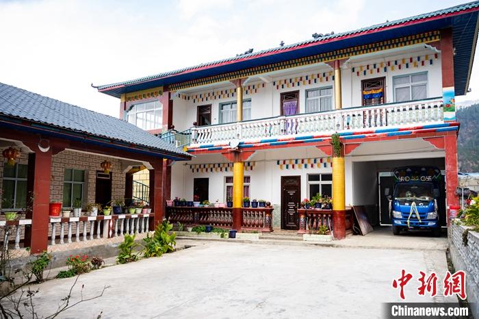 1月30日，嘎腰村，僜人苦梅夏自家的兩層樓房。<a target='_blank' ><p  align=