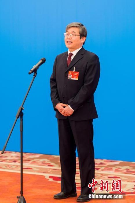 3月10日，全國政協(xié)十三屆四次會(huì)議第三場“委員通道”采訪活動(dòng)在北京人民大會(huì)堂新聞發(fā)布廳舉行。圖為全國政協(xié)委員阿拉坦倉通過網(wǎng)絡(luò)視頻方式接受媒體采訪。<a target='_blank' ><p  align=