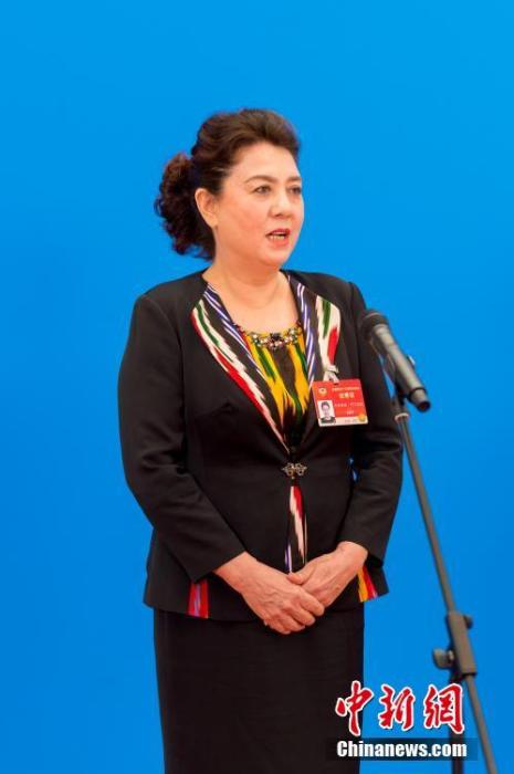 3月10日，全國政協(xié)十三屆四次會(huì)議第三場“委員通道”采訪活動(dòng)在北京人民大會(huì)堂新聞發(fā)布廳舉行。圖為全國政協(xié)委員古麗帕麗·阿不都拉通過網(wǎng)絡(luò)視頻方式接受媒體采訪。<a target='_blank' ><p  align=