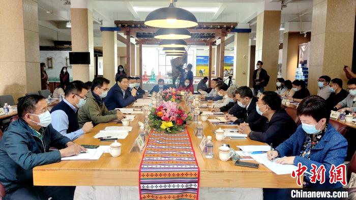 圖為國家糧食產(chǎn)業(yè)(青稞深加工)技術(shù)創(chuàng)新分中心在西藏拉薩掛牌儀式現(xiàn)場?！∝暽＠?攝