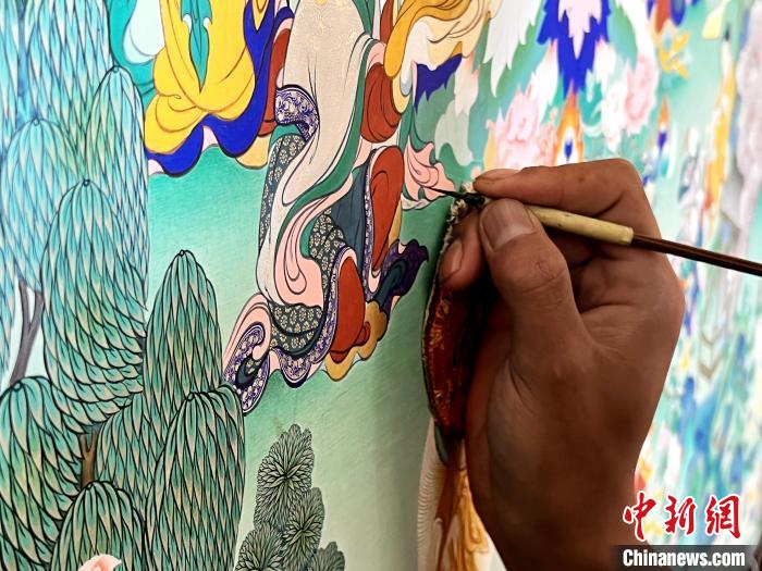 圖為畫師繪畫唐卡。　馬文莉 供圖