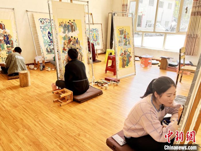 圖為畫室內(nèi)學(xué)徒練習(xí)繪畫唐卡?！●R文莉 供圖