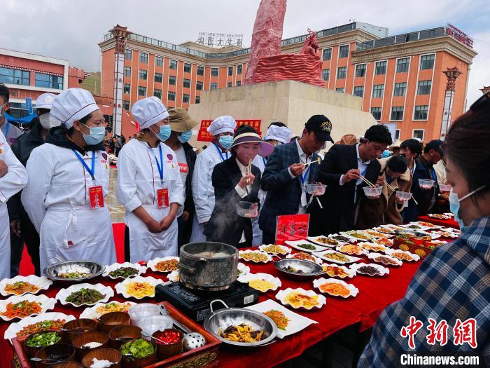 圖為2022年，班戈縣“鄉(xiāng)村振興那曲奮進(jìn)”廚藝大賽現(xiàn)場(chǎng)。資料圖 那曲市“鄉(xiāng)村振興 那曲奮進(jìn)”活動(dòng)辦供圖