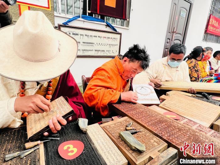 圖為2022年，聶榮縣當(dāng)木江鄉(xiāng)“鄉(xiāng)村振興那曲奮進(jìn)”活動(dòng)雕刻比賽現(xiàn)場(chǎng)。資料圖 那曲市“鄉(xiāng)村振興 那曲奮進(jìn)”活動(dòng)辦供圖