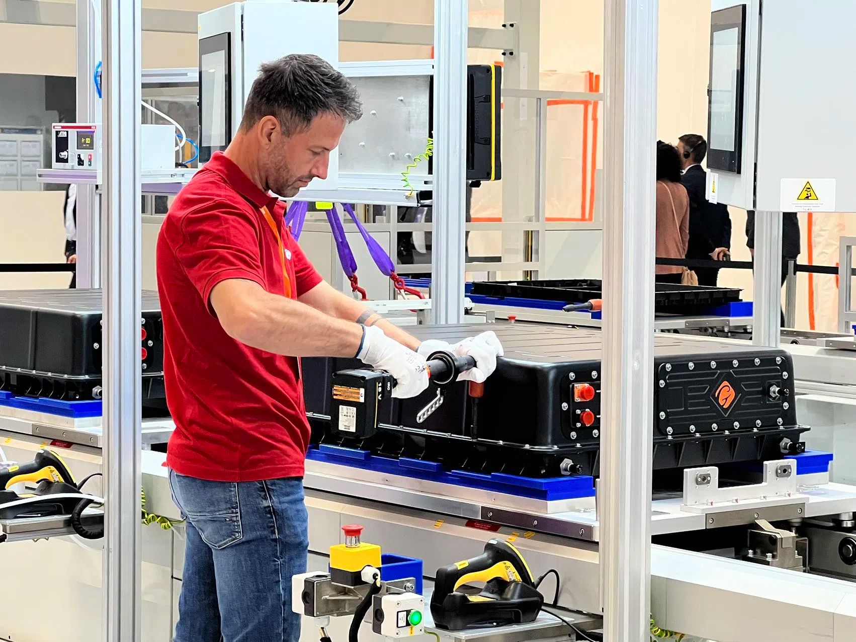 2023年9月國軒高科哥廷根工廠首款電池產(chǎn)品線投產(chǎn)。人民網(wǎng)記者 李強(qiáng)攝