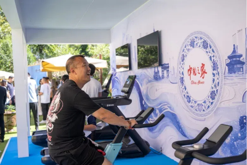 參觀者在智慧體育公園體驗動感單車。巴黎