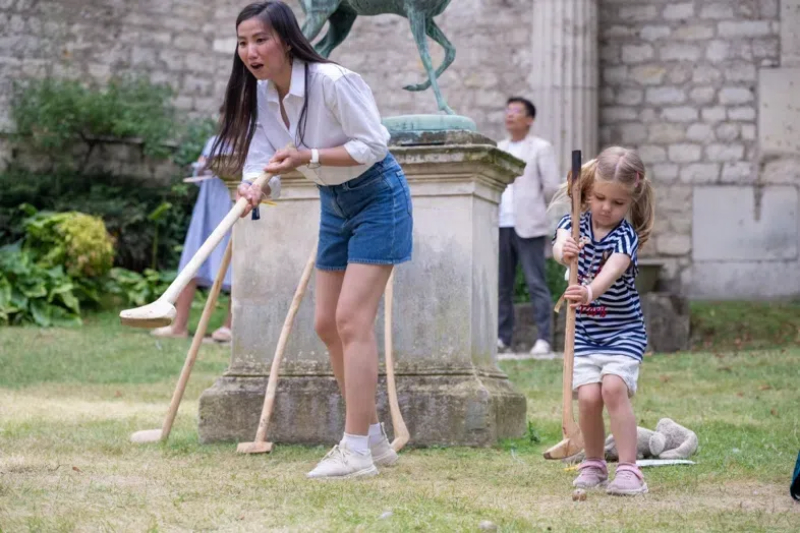 小朋友體驗捶丸游戲。巴黎