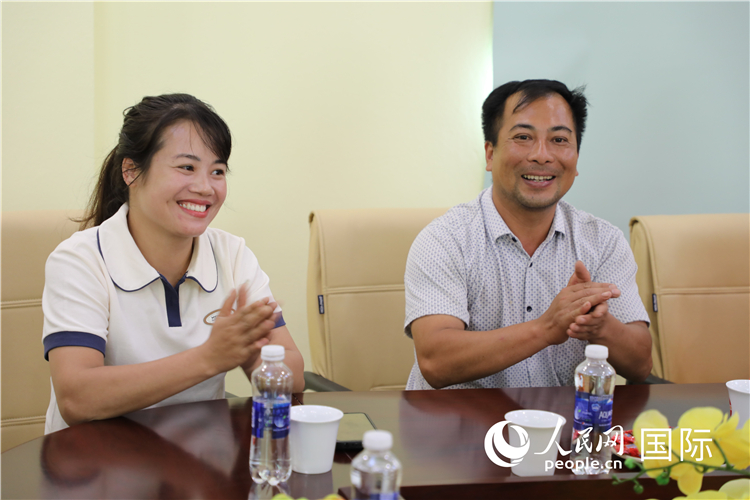 越南沙巴市黃連寄宿制民族小學(xué)老師阮氏秋姮、阮文享。人民網(wǎng)記者簡(jiǎn)承淵攝