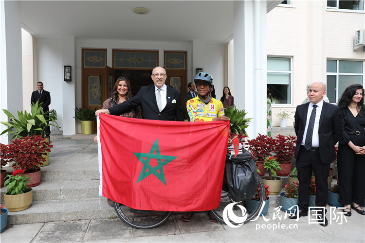 9月6日，摩洛哥駐華大使阿卜杜勒卡迪爾·安薩里在大使官邸舉行儀式，歡迎并招待卡里姆·穆斯塔。人民網(wǎng)記者 王晶攝