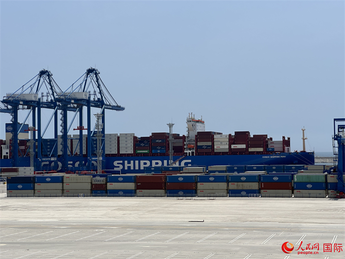 當(dāng)?shù)貢r(shí)間11月15日，秘魯錢凱港碼頭操作區(qū)現(xiàn)場(chǎng)。人民網(wǎng)記者 周雨攝