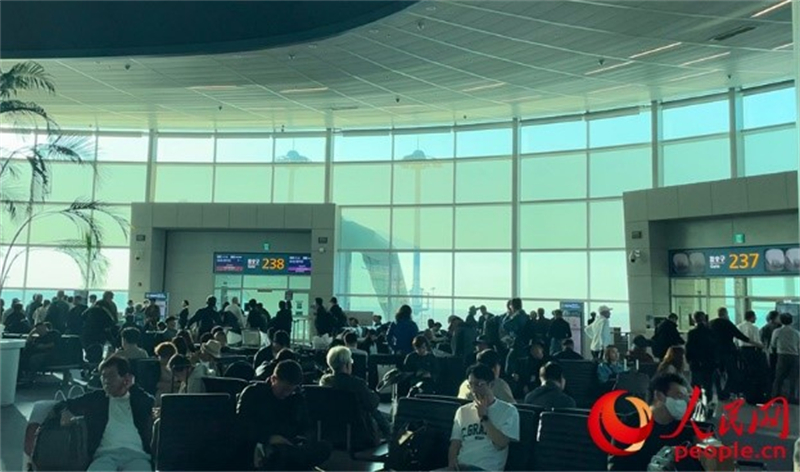 仁川機場等待登機的旅客。人民網(wǎng) 李帆攝
