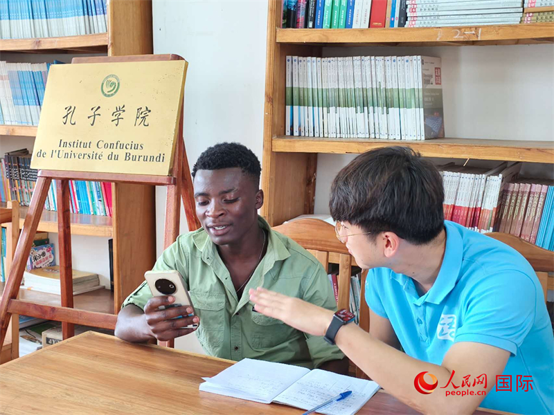 孔院教師在輔導(dǎo)學(xué)生。人民網(wǎng)記者 黃培昭攝