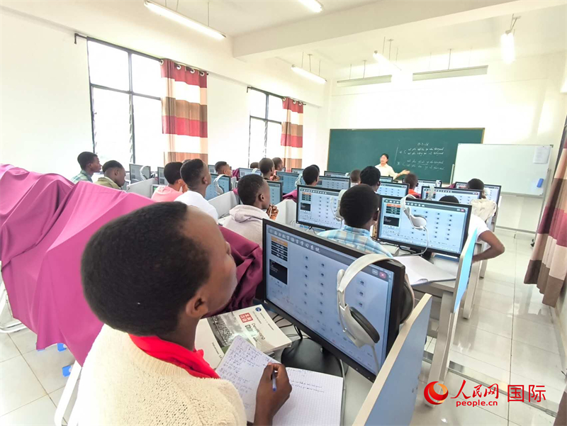 學(xué)生們?cè)谡n堂上認(rèn)真聽講。人民網(wǎng)記者 黃培昭攝