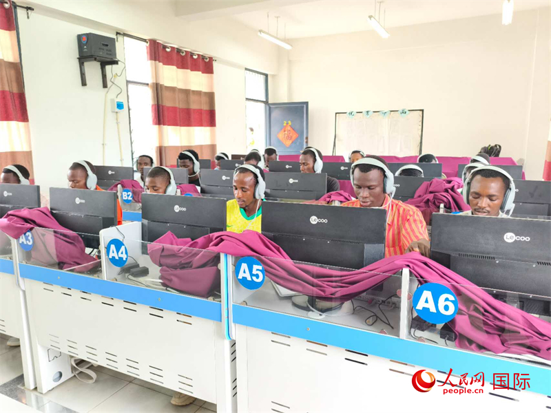 學(xué)生們正在上聽力課。人民網(wǎng)記者 黃培昭攝