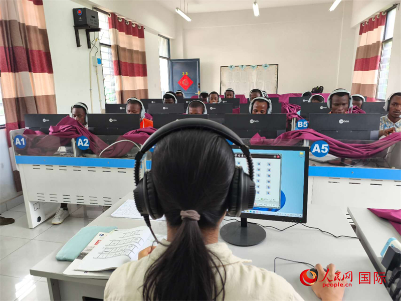 在聽力教室內(nèi) 。人民網(wǎng)記者 黃培昭攝