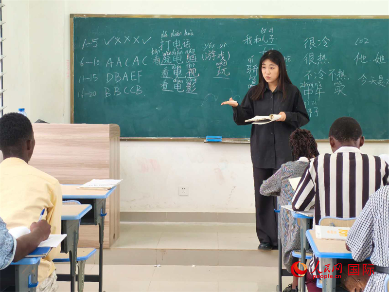 中國(guó)老師在給學(xué)生們講課。人民網(wǎng)記者 黃培昭攝