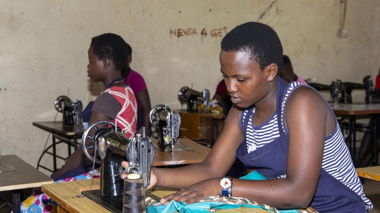蕾切爾在接受縫紉技能培訓(xùn)。田雨攝