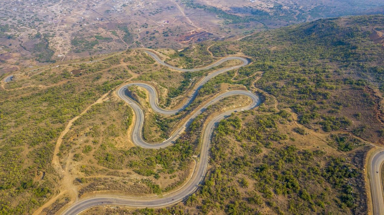 跨崖公路航拍圖。田雨攝