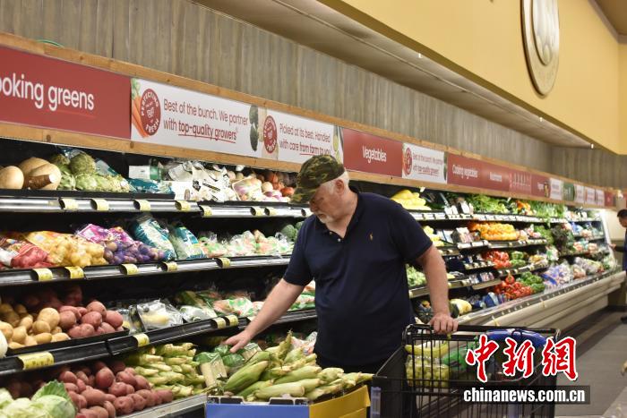 當(dāng)?shù)貢r間7月18日，美國密歇根大學(xué)公布報告顯示，7月美國消費(fèi)者信心指數(shù)升至61.8，為近5個月以來的最高值。圖為美國民眾在馬里蘭州羅克韋爾一超市購物。 <a target='_blank' href='/' _fcksavedurl='/'><p  align=