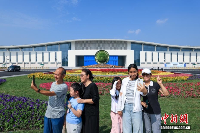 8月31日，天津，市民在2025年上海合作組織峰會主會場外自拍。當(dāng)日，2025年上海合作組織峰會在天津舉行。<a target='_blank' href='/'><p  align=