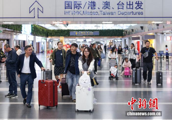 10月8日是國(guó)慶中秋假期最后一天，大量旅客在北京首都國(guó)際機(jī)場(chǎng)出行。 <a target='_blank' href='/' _fcksavedurl='/'><p  align=