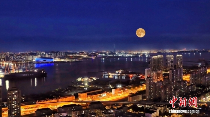 遼寧大連，中秋節(jié)一輪圓月從大連梭魚灣東方海岸線升起。