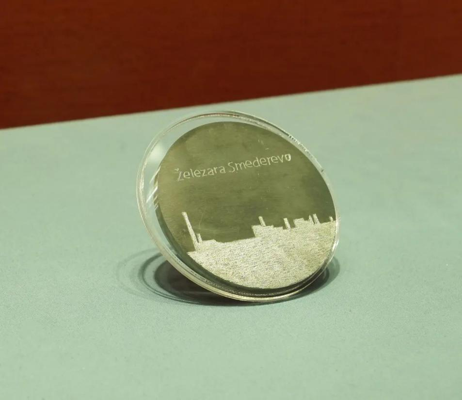 2016年6月，塞爾維亞斯梅戴雷沃鋼廠(chǎng)工人贈(zèng)送習(xí)近平主席的鋼板雕刻工廠(chǎng)剪影紀(jì)念牌。胡楊 攝