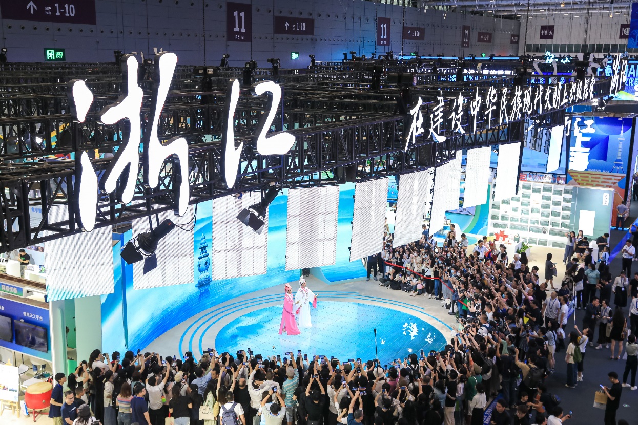 越劇《梁祝》備受參展觀眾喜愛。主辦方供圖