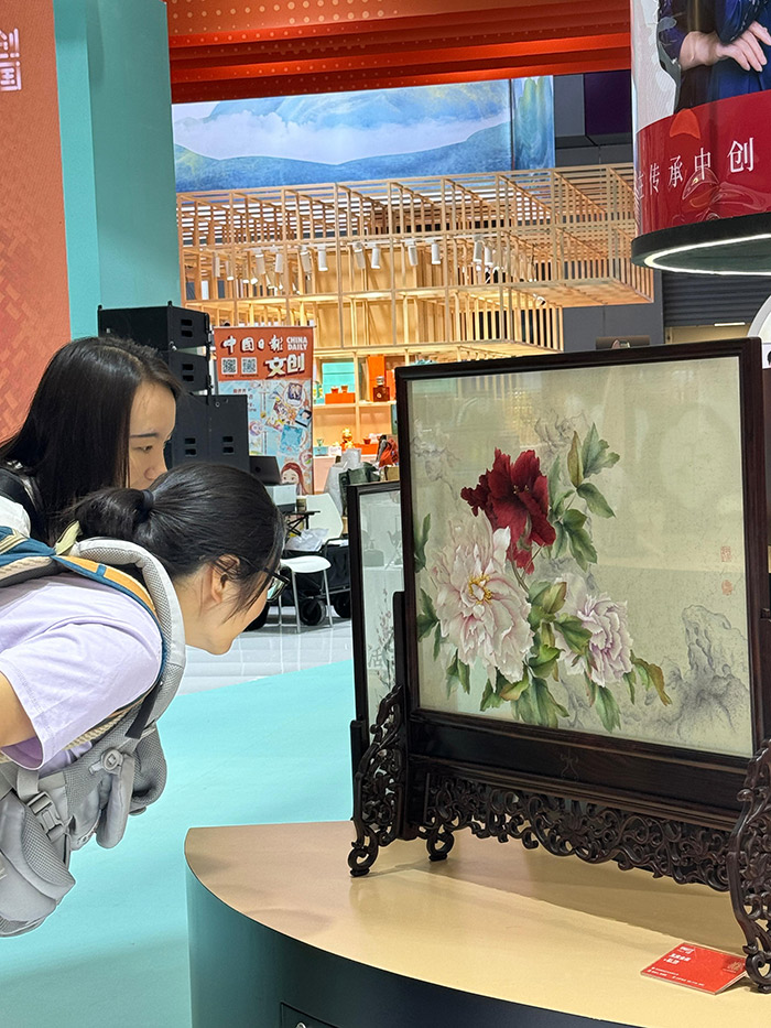 “文創(chuàng)中國”專題展區(qū)。參展觀眾供圖