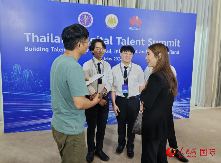 泰國(guó)國(guó)立法政大學(xué)學(xué)生接受本網(wǎng)采訪。李映民攝