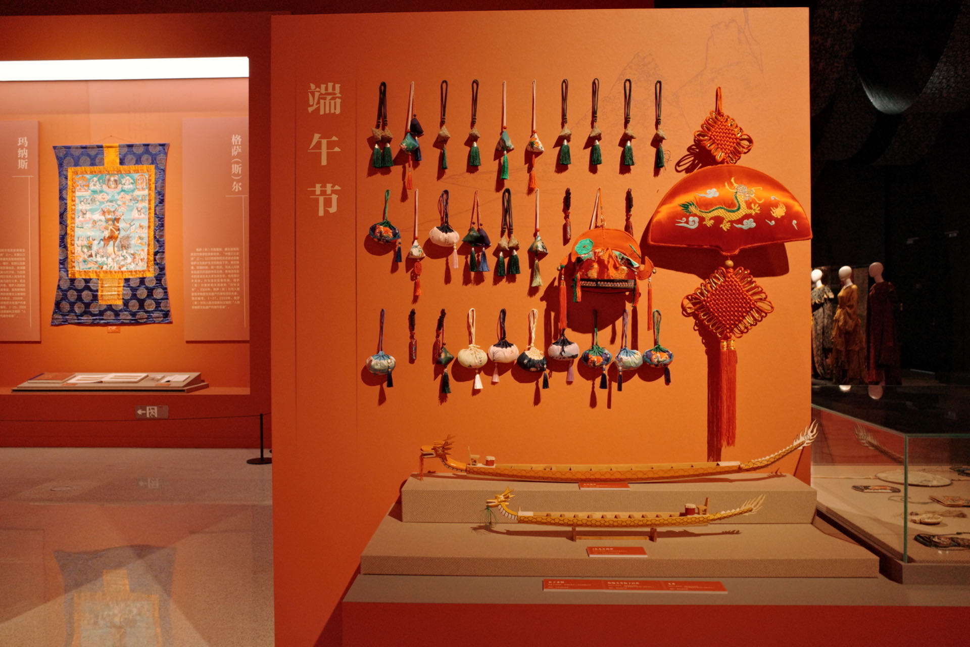 “氣象萬千——中國(guó)非遺保護(hù)實(shí)踐主題展”展示了端午節(jié)主題的非遺。人民網(wǎng)記者 劉微攝