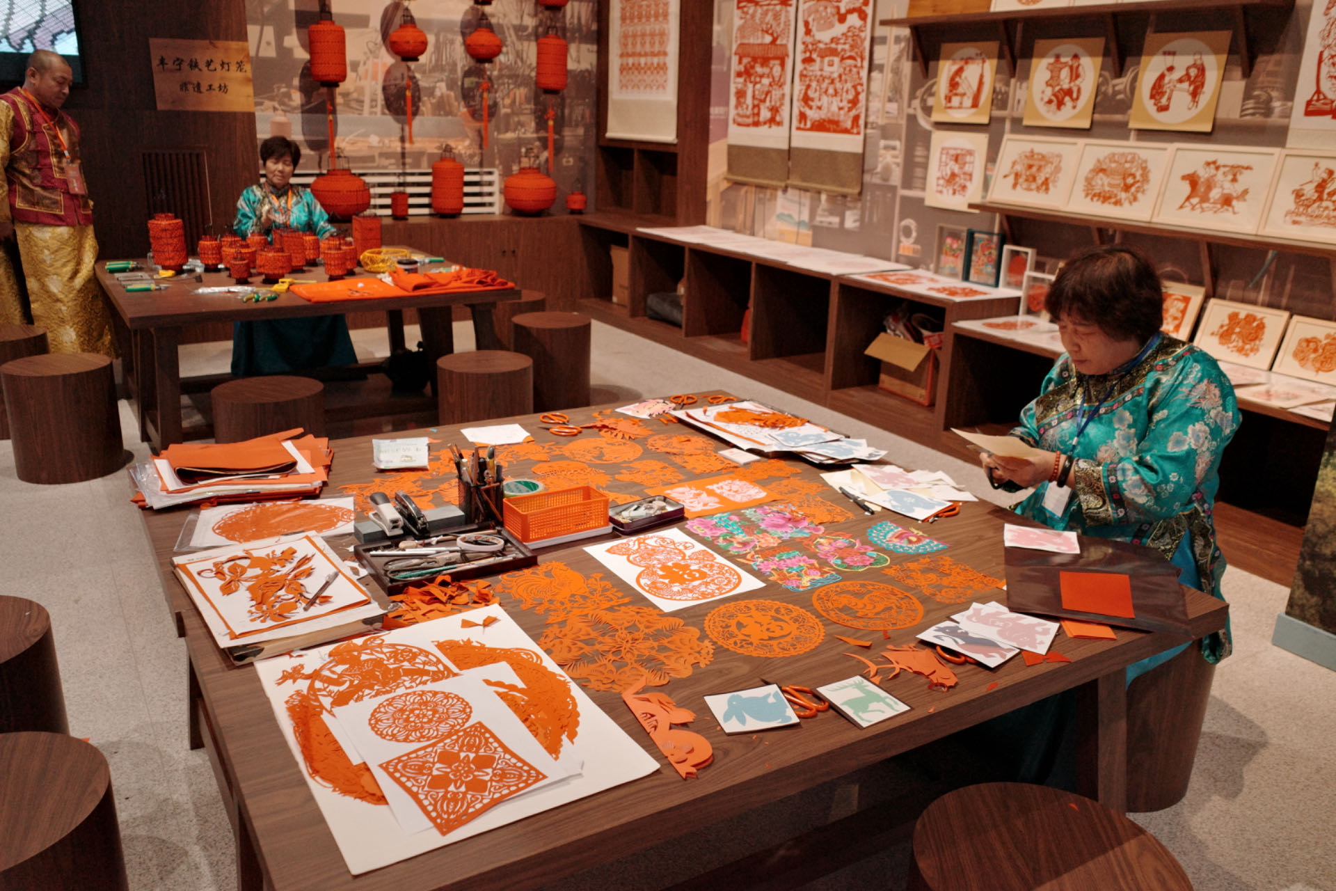 “氣象萬千——中國(guó)非遺保護(hù)實(shí)踐主題展”上，非遺傳承人現(xiàn)場(chǎng)展示。人民網(wǎng)記者 劉微攝