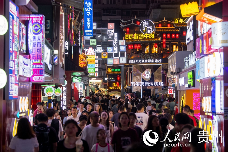 6月21日，貴陽，青云市集內(nèi)游人如織。人民網(wǎng)記者 翁奇羽攝