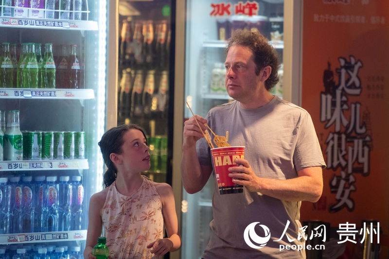 6月21日，貴陽青云市集內(nèi)，游客邊逛邊吃。人民網(wǎng)記者 翁奇羽攝