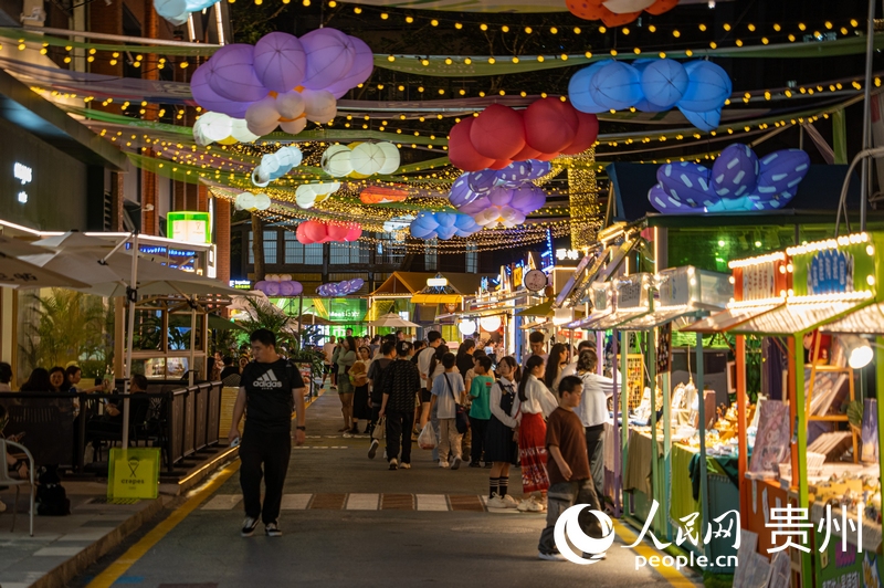 6月21日，貴陽新印廠霓虹閃爍，映照城市夜生活。人民網(wǎng) 陽茜攝