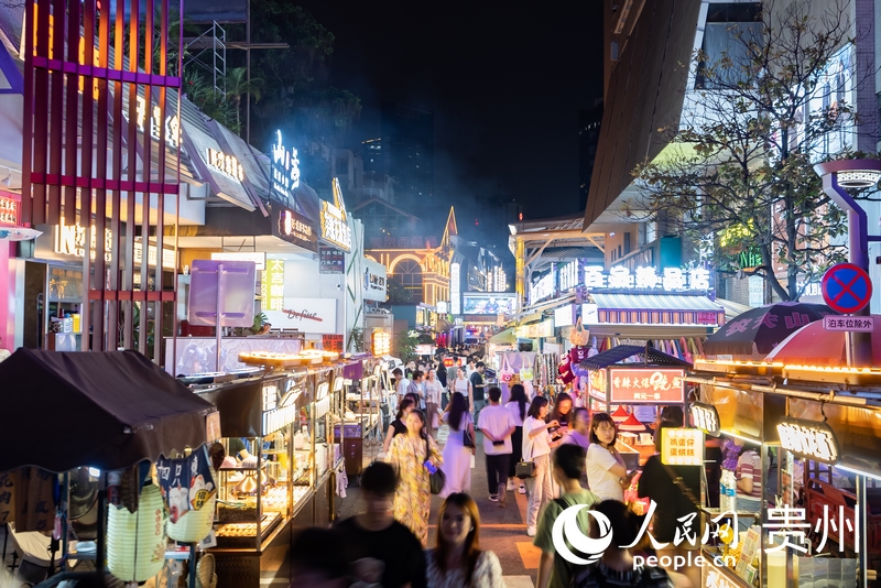 6月21日，夜幕下人頭攢動的貴陽市太平路街區(qū)。人民網(wǎng)記者 涂敏攝