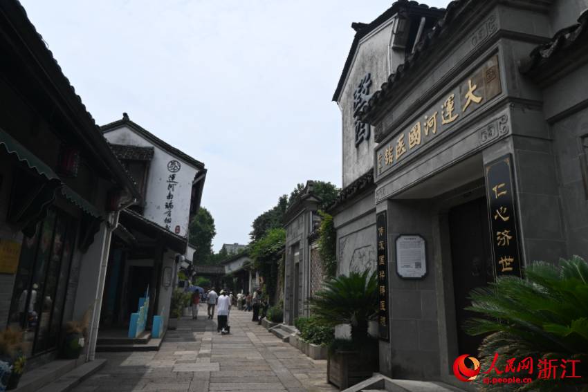 運(yùn)河邊的老建筑被完好保存下來(lái)。人民網(wǎng)記者 張麗瑋攝