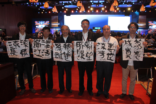 顧風（左三）在會場合照留念。受訪者供圖