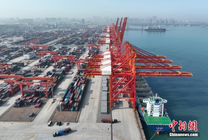 資料圖：山東日照港全自動化集裝箱碼頭作業(yè)現場。(無人機圖片)<a target='_blank' href='/'><p  align=