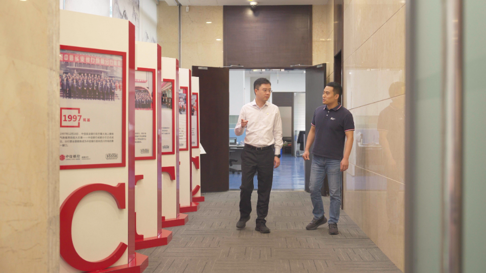 中信銀行成都分行行長助理李一（左）接受采訪。人民網(wǎng)記者 王紹紹攝