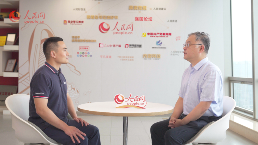 中共中央黨校（國家行政學院）國家治理教研部副主任李江濤（右）接受采訪。人民網(wǎng)記者 王紹紹攝