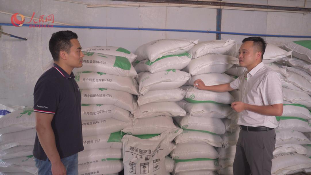 文圣農業(yè)開發(fā)有限公司任志軍（右）接受采訪。人民網(wǎng)記者 王紹紹攝