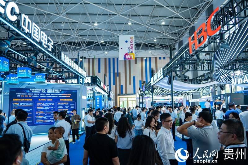 3、2024數博會共吸引400余家展商參展。人民網 陽茜攝.jpg