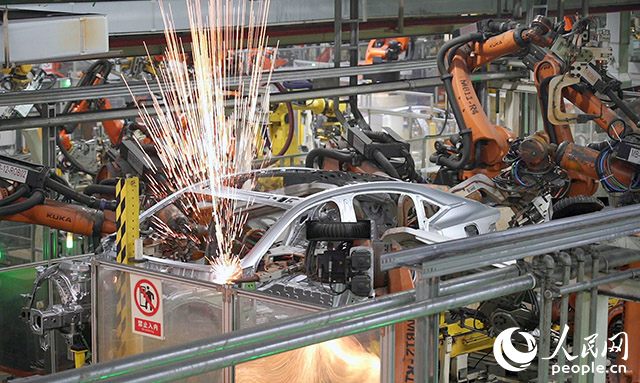 長安汽車兩江工廠，機械臂正在工作。人民網(wǎng)記者 劉祎攝