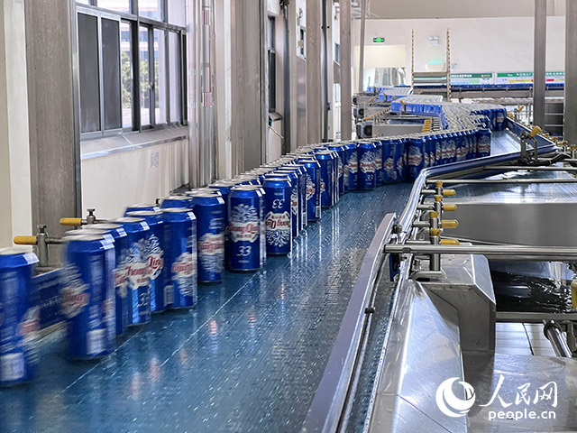 重慶啤酒包裝車間易拉罐生產(chǎn)線。人民網(wǎng)記者 胡虹攝