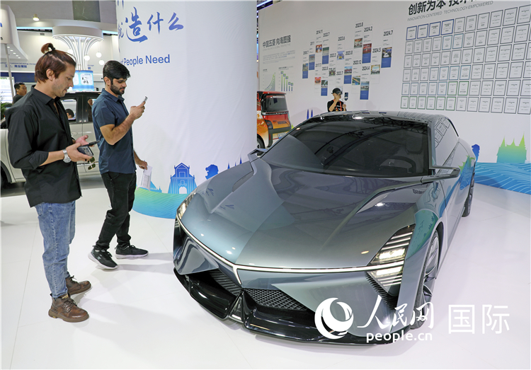 東博會(huì)上，上汽通用五菱展出的一款名為“東盟之光”的新能源概念車(chē)吸引參觀者駐足。人民網(wǎng)記者趙益普攝