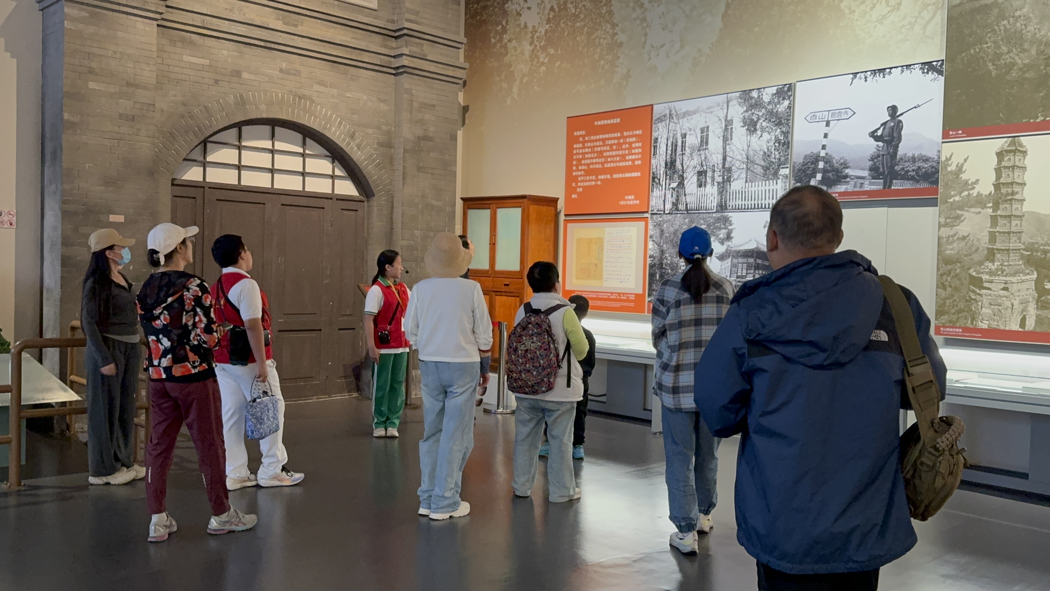 10月4日，北京香山革命紀(jì)念館內(nèi)，一名“紅領(lǐng)巾志愿者”正在為參觀者講解。人民網(wǎng)記者 劉微攝