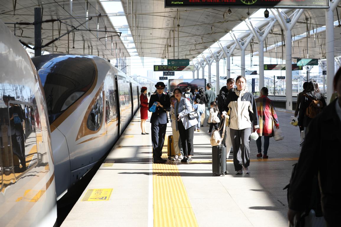 旅客在站臺(tái)準(zhǔn)備乘車。受訪方供圖